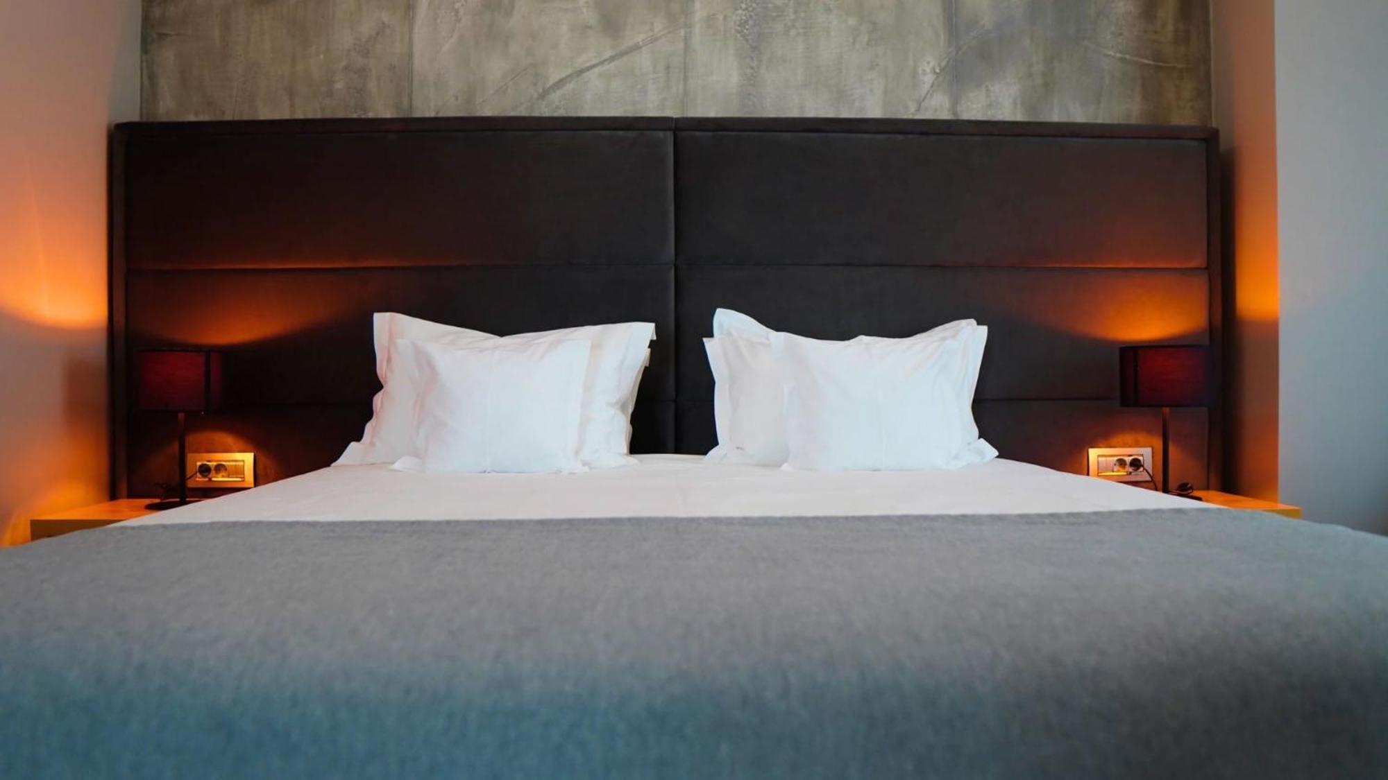 Aniroc Signature Hotel Arad Exterior foto A bed with two pillows