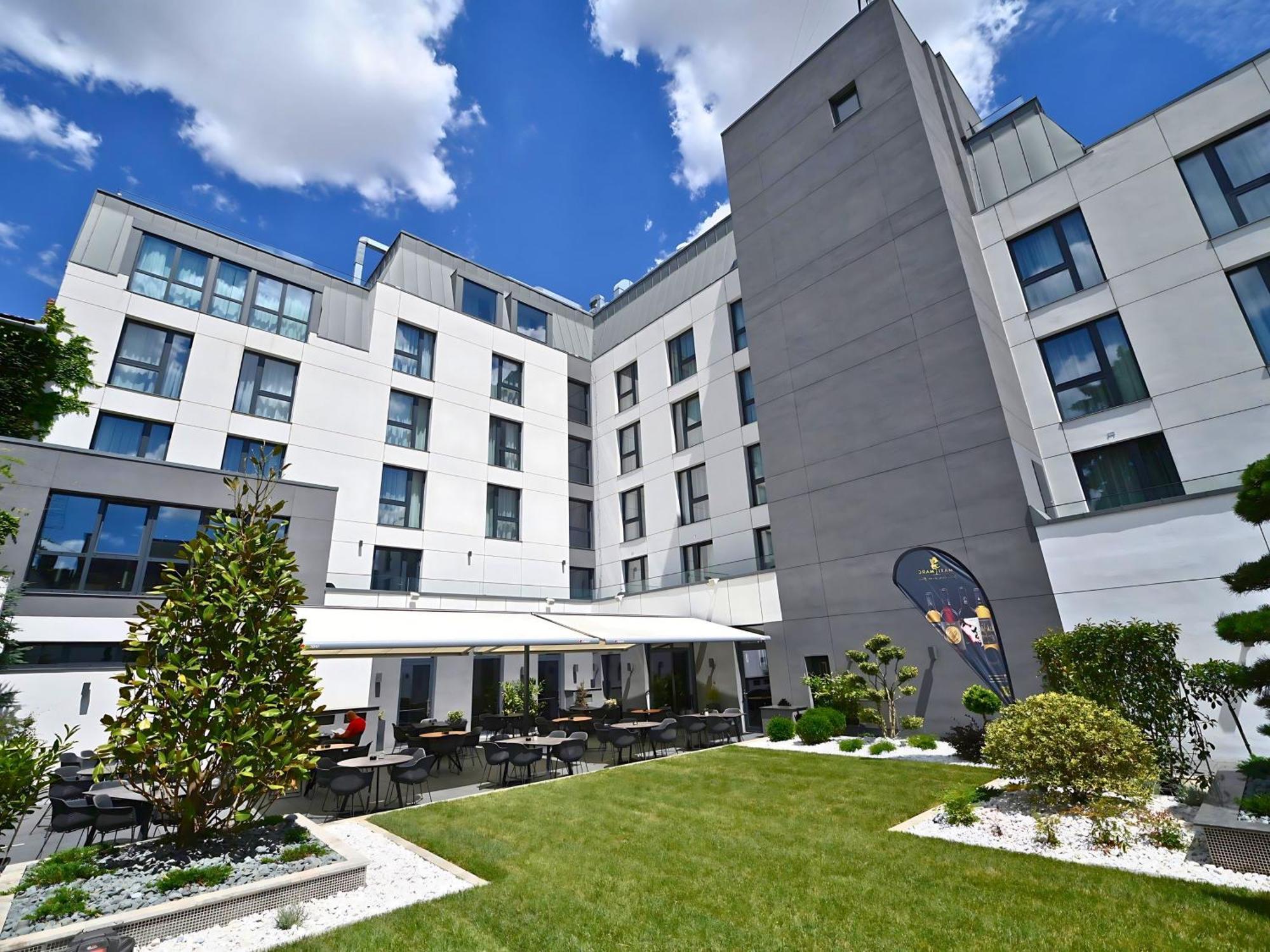 Aniroc Signature Hotel Arad Exterior foto The courtyard of the new building