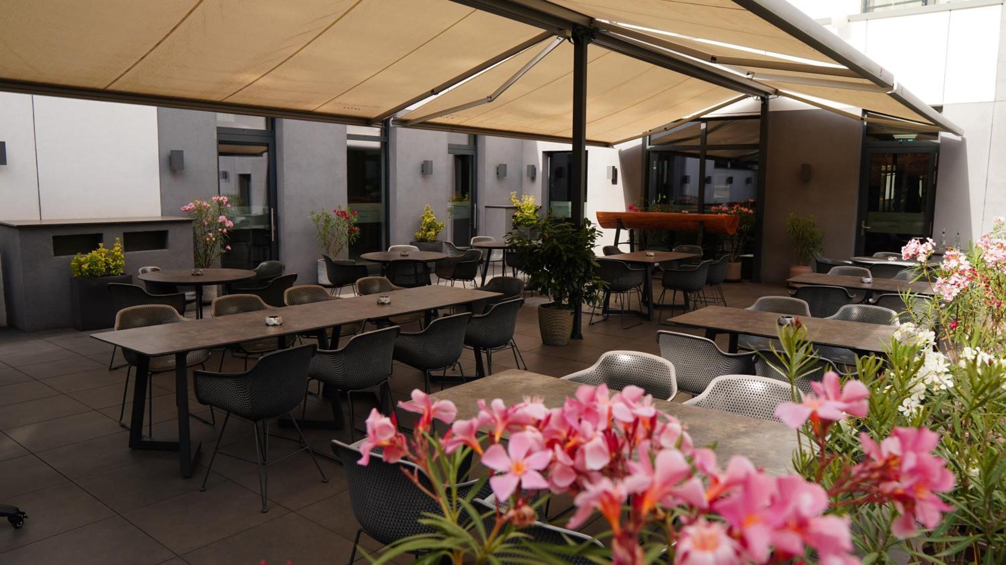 Aniroc Signature Hotel Arad Exterior foto The terrace of the restaurant