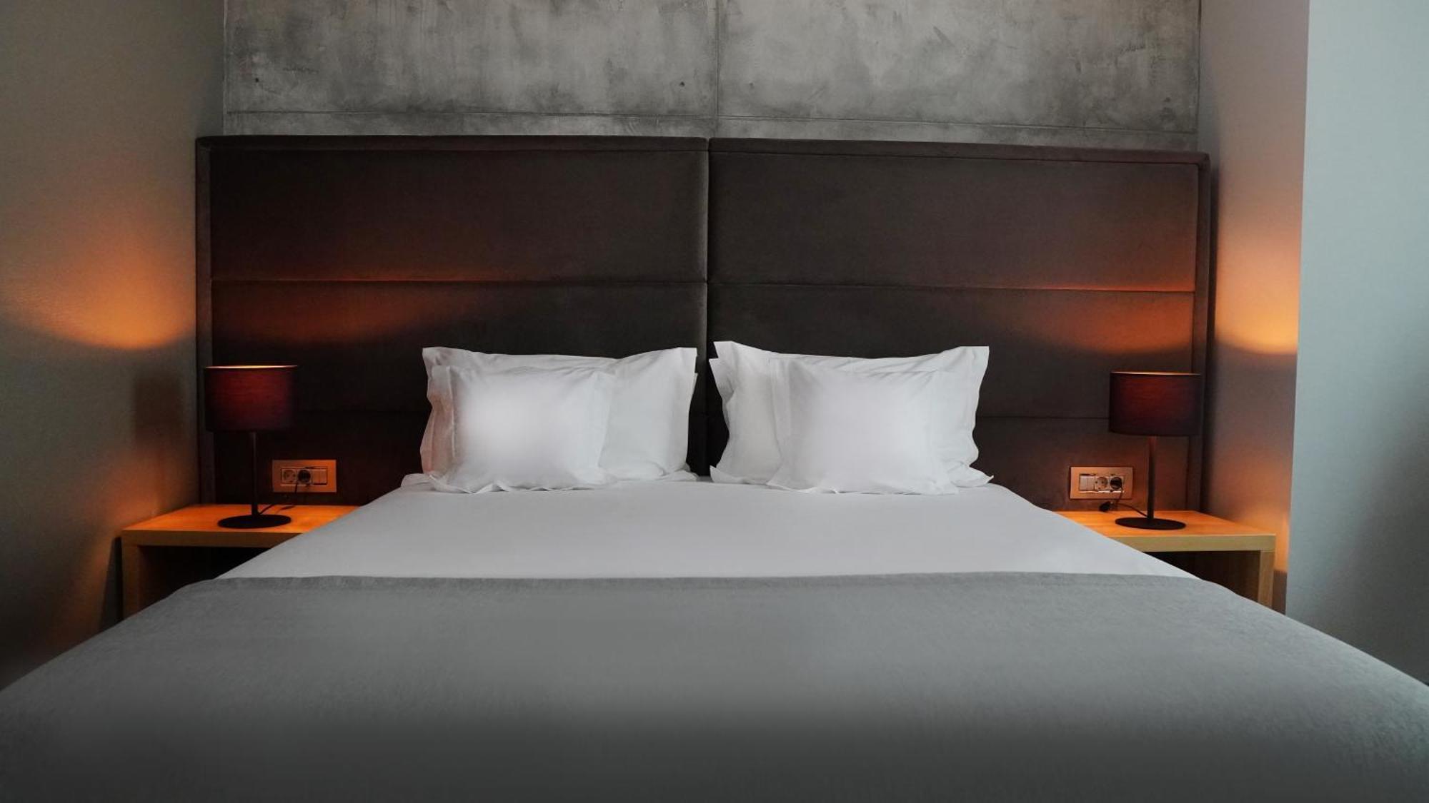 Aniroc Signature Hotel Arad Exterior foto A bed with two pillows